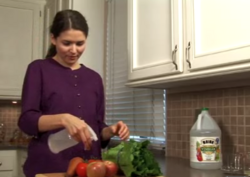 How to Make an Organic Fruit and Vegetable Wash