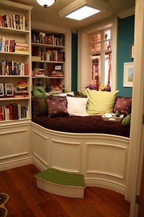 Super cute home library with a seating area! | pins for your home