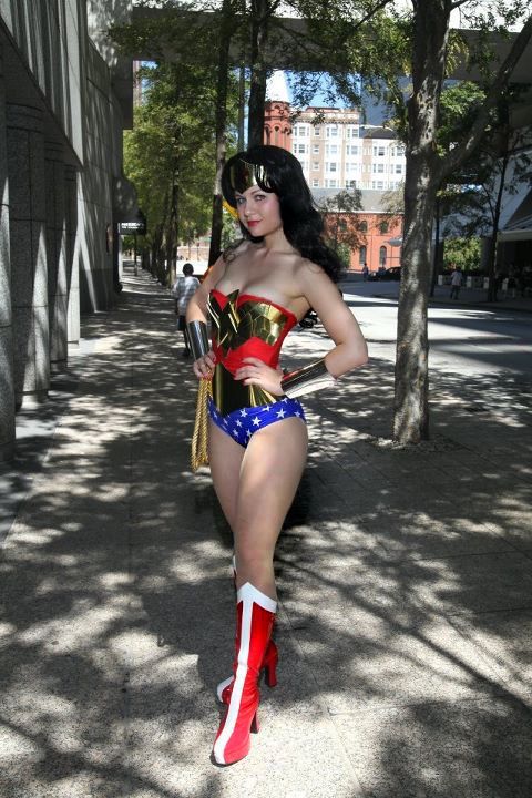 Wonder Woman – AlisaKiss (Alisa Farrington) – Sexy Cosplayers