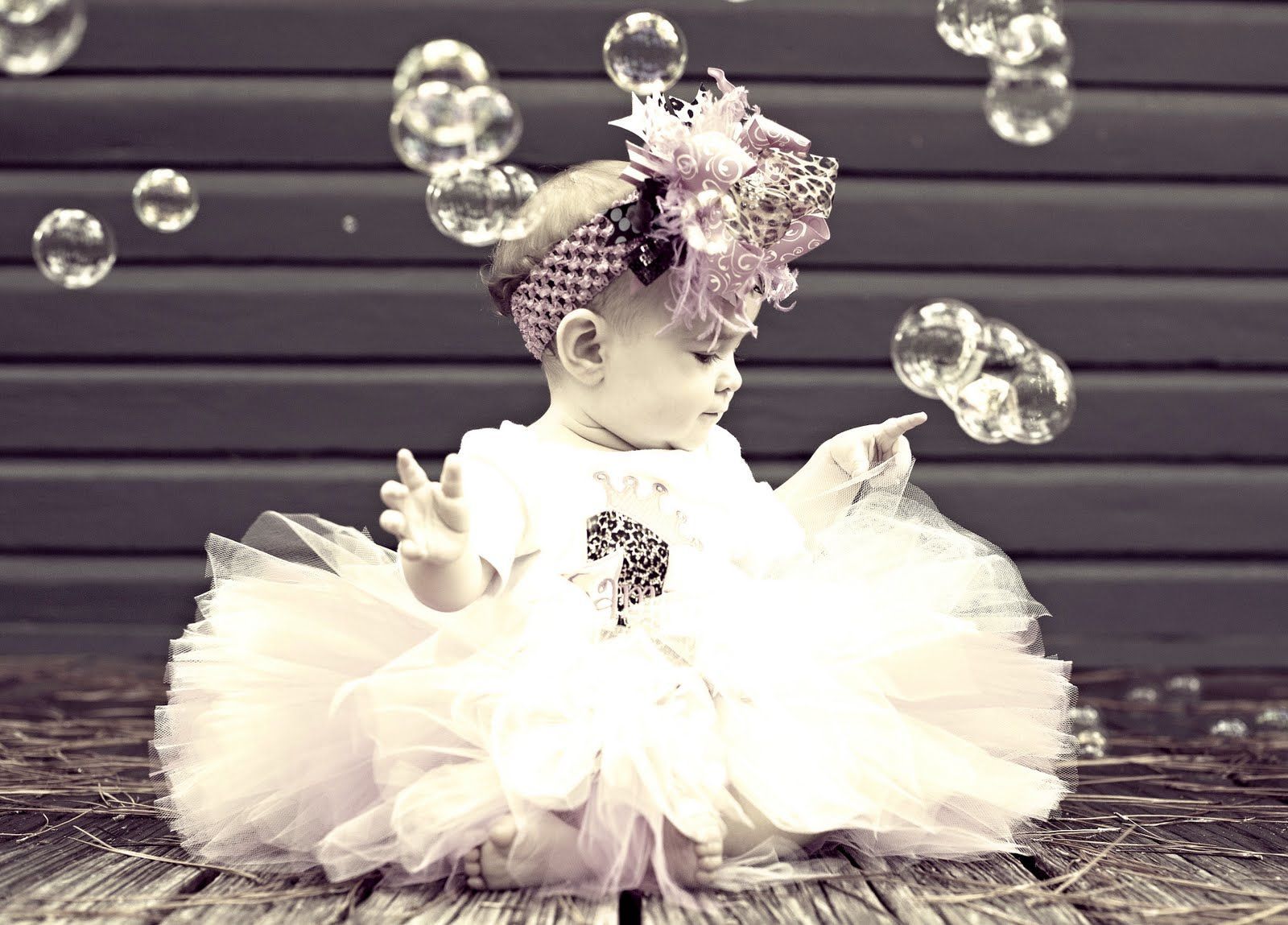 baby and bubbles pose :) love the use of bubbles with photography!
