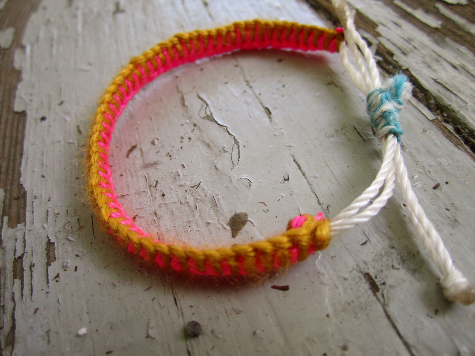 How to make a friendship bracelet with 3 pieces of string