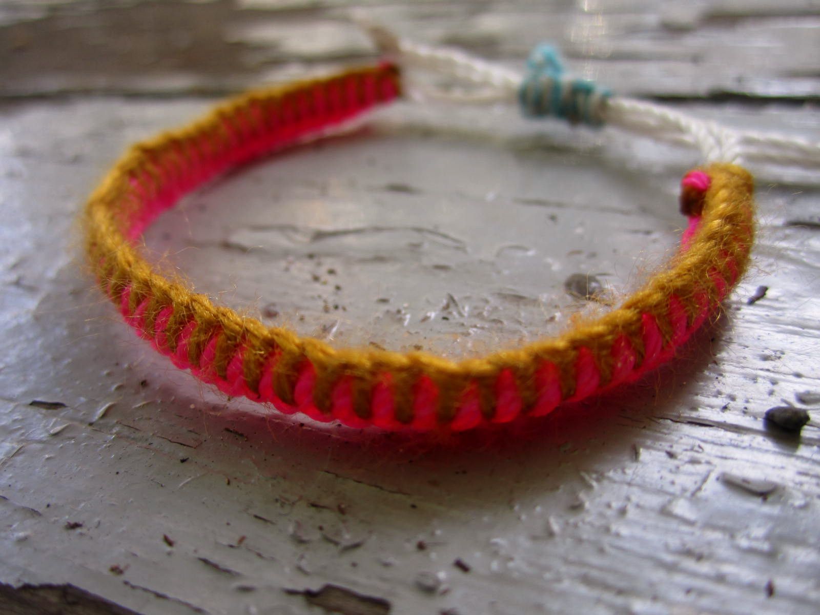 How to make a friendship bracelet with 3 pieces of string