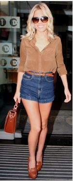 love it, especially the shirt with the high waisted shorts n heels