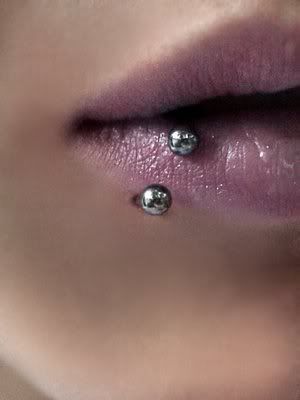 this is like the prettiest lip piercing ever.  it looks perfect.  too bad they d