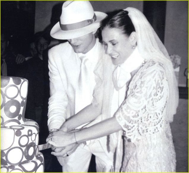 Ashton Kutcher and Demi Moore, wedding cake.