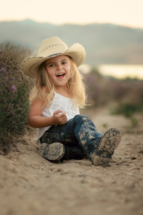 Cute photo idea for a little cowgirl.  I know a couple of little cowgirls who lo