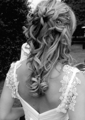Gorgeous hair. Beautiful lace sleeves on the dress to. Very classic