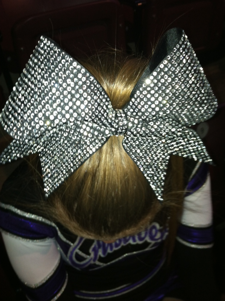 Pretty cheer bow. ohhh how I miss my big bows every year!