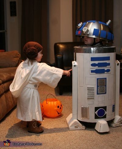 R2D2 and Princess Leia – homemade Halloween costumes  This is so cute!!! COuld t