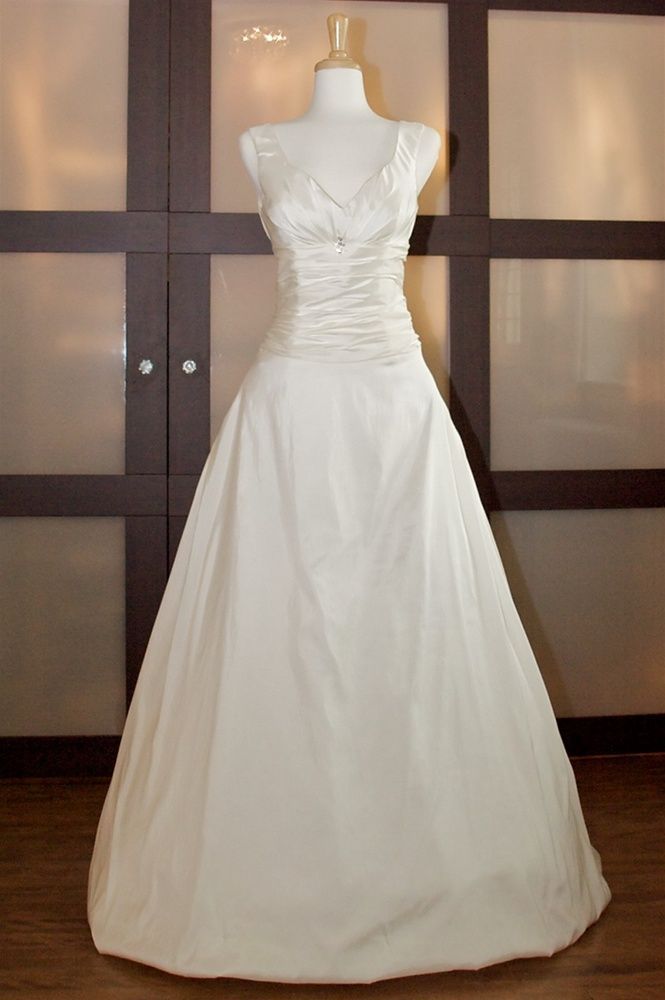 Simple A-line V-neck gown for bride