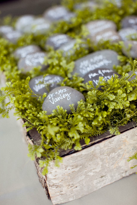 Such a charming idea for seating guests at a spring or summer wedding !! Love!