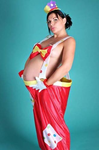 The 50 Most Awkward Pregnancy Portraits Ever…most of them are hysterical and s