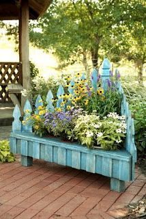 This is a great idea~ Make your own garden box with their suggestions or you can
