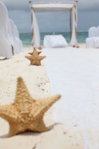 a soft, warm beach wedding decor | so cute for the beach wedding i know im not g