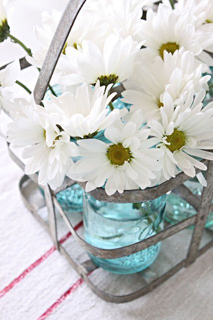 daisies in mason jars #olioLoVE #Spring #Pinspiration