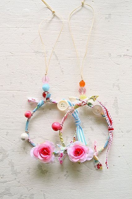 little dream catchers~ great way to reuse old hoop earrings (these are so utterl