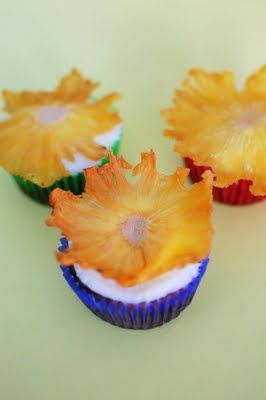 Hummingbird cupcakes with pineapple flowers