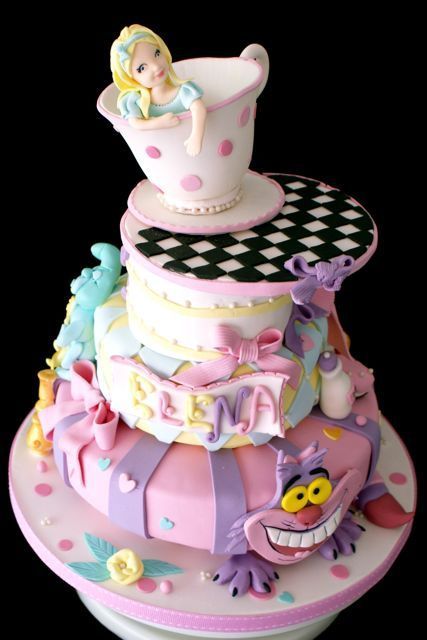 Alice in Wonderland cake – love the cat's feet spread out over the bottom