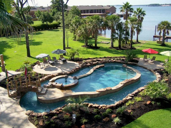 Pool, hot tub, AND a lazy river.. Wow