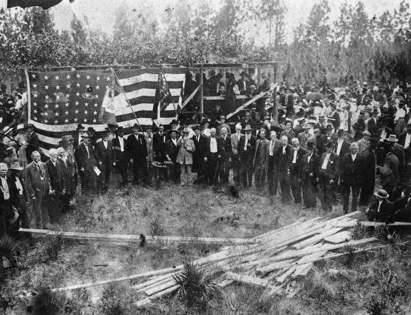 Survivors of the Battle of Olustee gathered at the monument dedication in Oluste