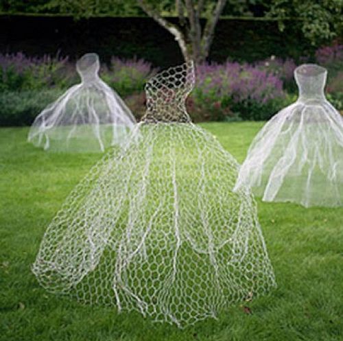 ghostly figures made from chicken wire {halloween decoration ideas}    these wou