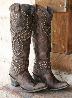 high boots for engagement shots if they are fall themed?       Old Gringo Belind