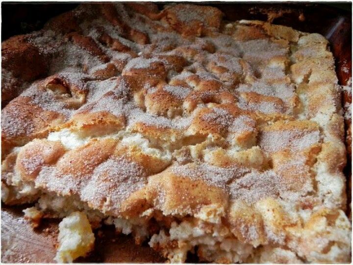 APPLE ANGEL FOOD DUMP CAKE.  Easy! Mix a can of apple pie filling with a box of