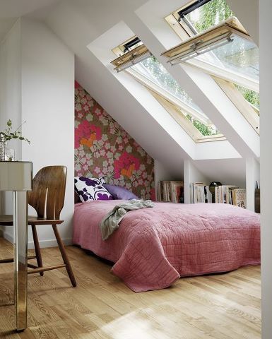 Built in bookshelves on the short side of the attic room with built in drawers u