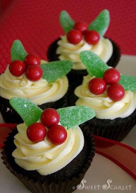Christmas Cupcakes – this blog has lots of christmas cupcake decorating ideas fr