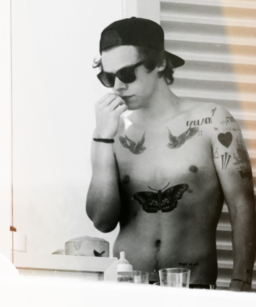 dang harry styles, shirtless and with a snapback this is my kinda picture!!;)
