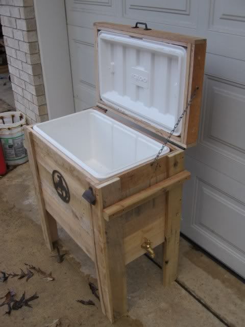 DIY Pallet Cooler. Perfect for reusing old coolers. Great Idea for the deck!