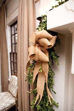 Do you love crafting with burlap? Check out this fabulous burlap Christmas craft