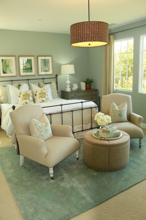 I love the way this master bedroom is decorated… its so relaxing!