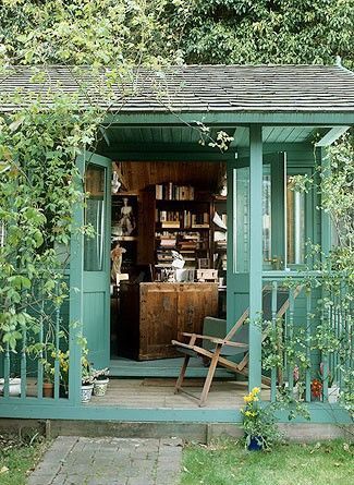 Ivy art studio/office…this looks like it belongs in England :)  Maybe in anoth