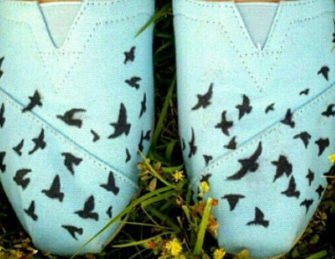 look a those birds on that pair of toms. Those birds are cute. #putabirdonit