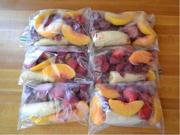 Make frozen smoothie packets every Sunday to last the whole week. Smart!
