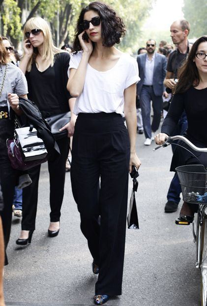 Soft wide trousers + soft slouchy tee + pointy shoes. Bold yet simple.
