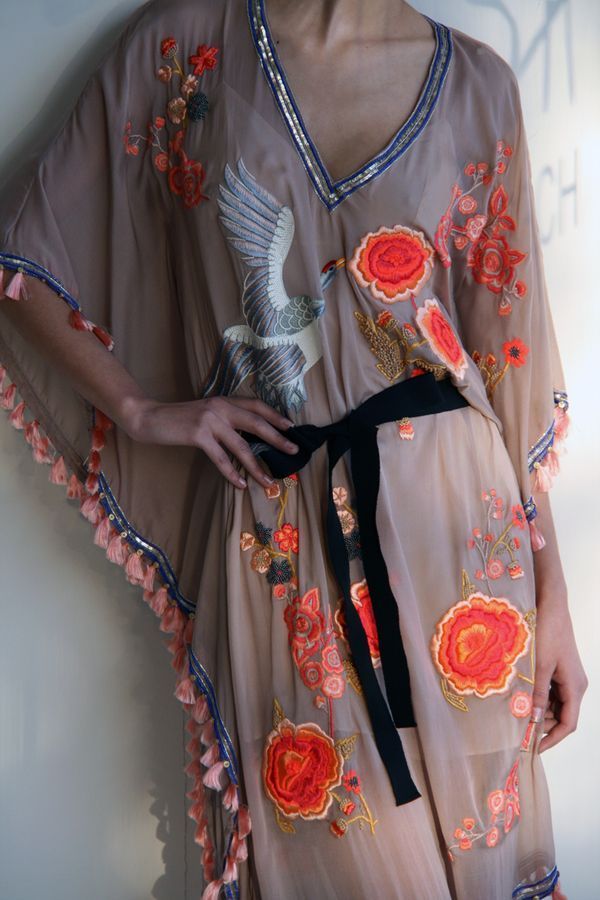 Wonderful Japanese kimono craftsmanship and ebroideries, this sheer silk tunik d