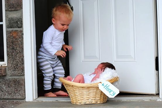 Ahhh soo cute. Arrival of new baby pic idea.. absolutely adorable! This is a gre