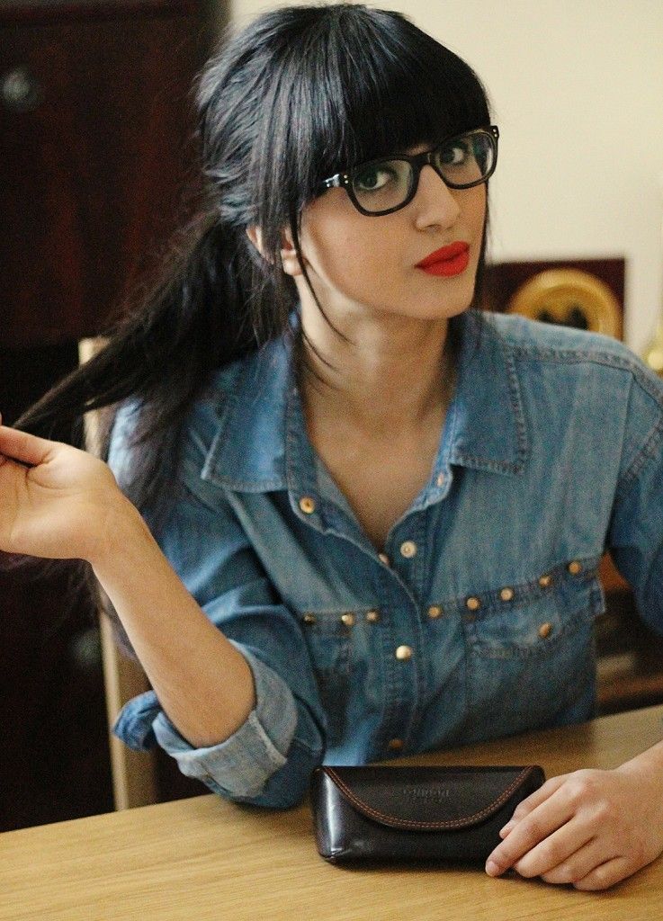 Another sophisticated look! Great glasses! #black rimmed glasses #red lipstick