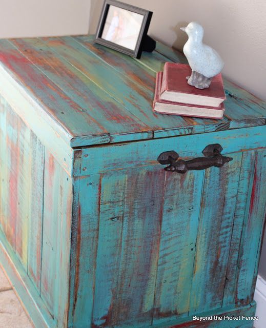 DIY recycled pallet chest – would be AWESOME for outside (to store the garden st