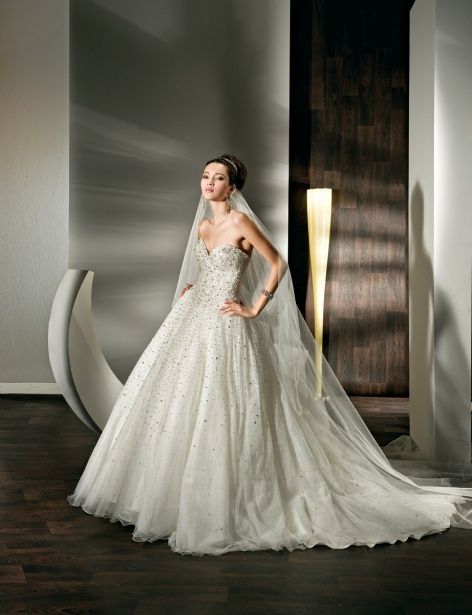 Fashionable ball gown natural waist organza wedding dress