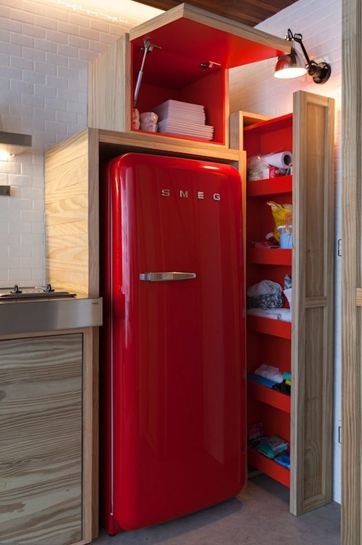 Love the really functional small-kitchen storage, and of course the red Smeg fri