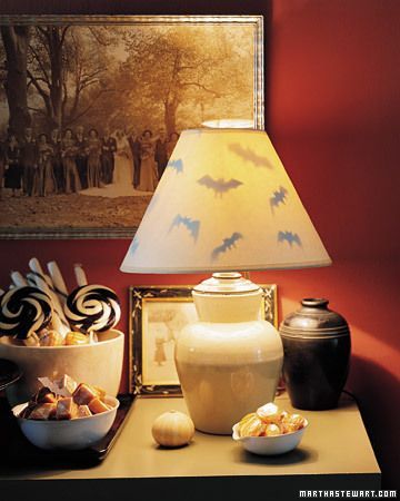 Luurankoja kaapissa: Halloween craft ideas: Bats