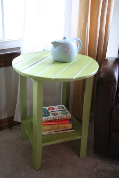 Side Table DIY for about $5 (uses 1 1×2 2 1×4 and 1 2×2)!  I need two of these t