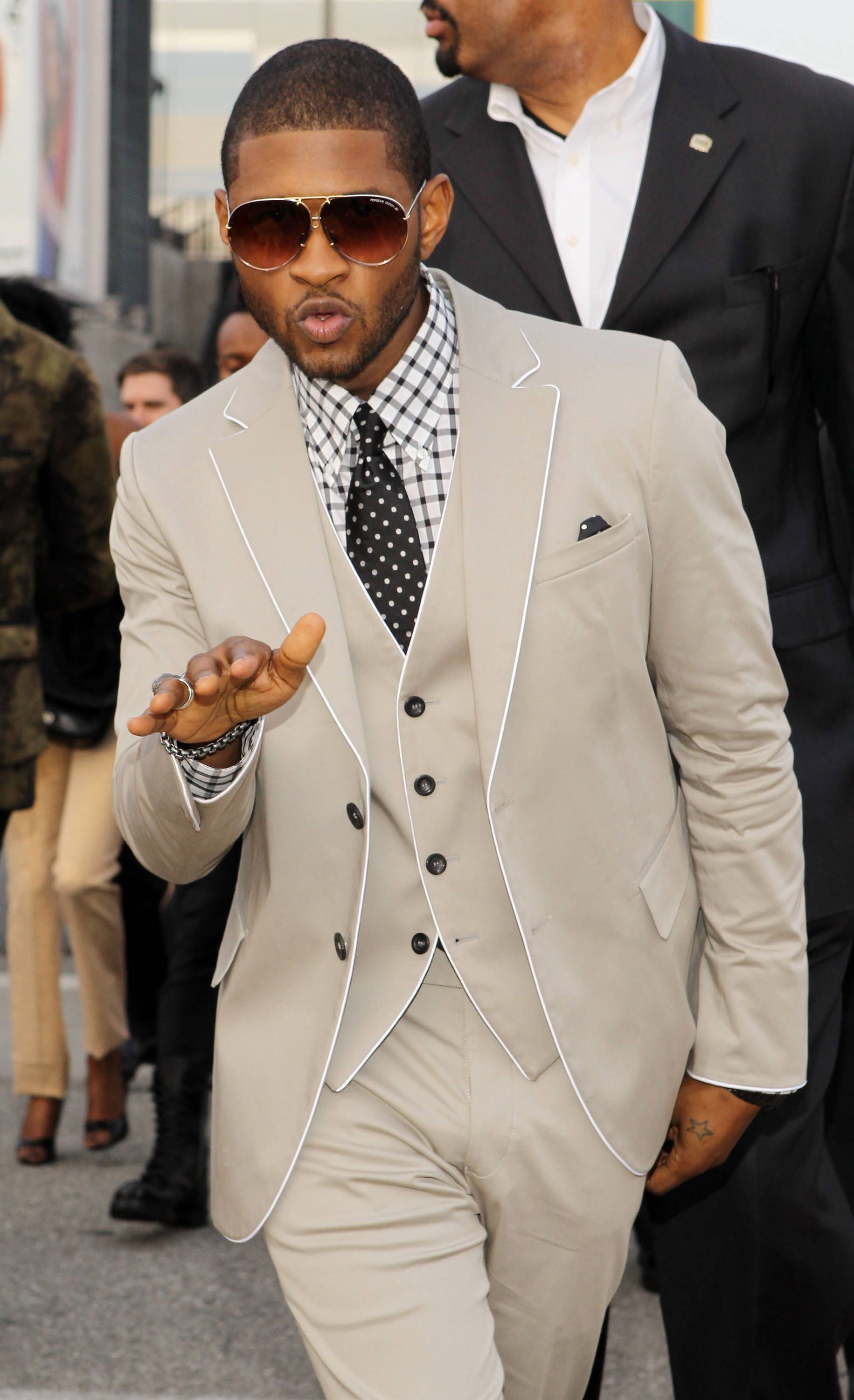 Usher – Love the Bone colored suit with white piping paired with a black and whi