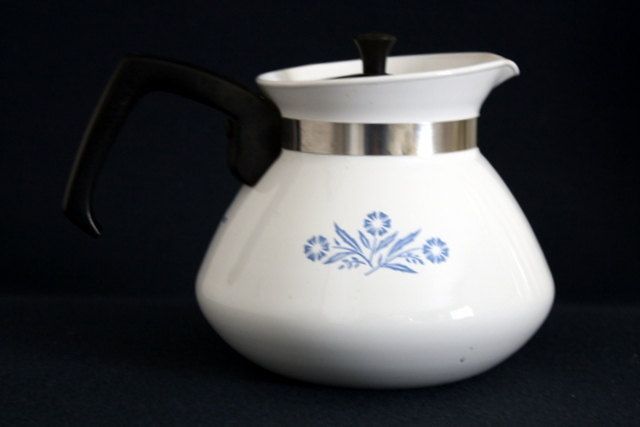 1970s Corning Ware Cornflower Blue Tea or Coffee Pot.  Vintage 6 cup tea pot.  R