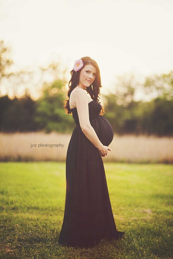 A gorgeous, simple look outdoor sun rays soft colors natural lifestyle maternity