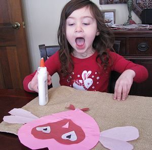 Fun “whooo loves ya” valentines craft for toddlers