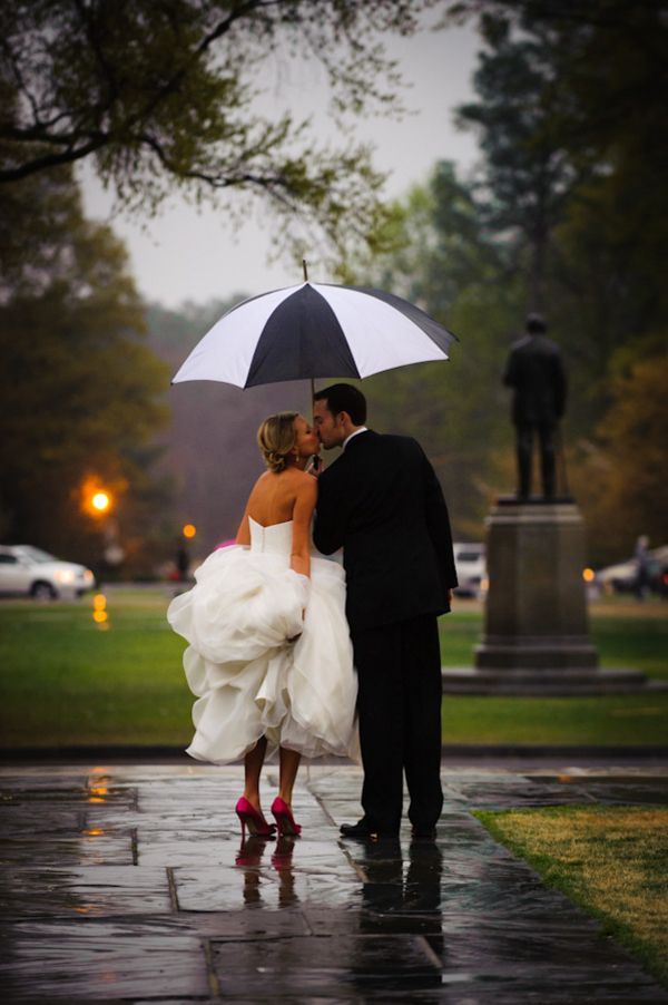 if its going to rain on my wedding day, I want a cute picture like this.